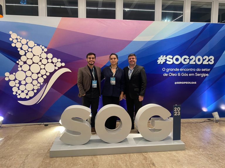 Os colaboradores Tayssa Pires Ferreira, Guilherme Antunes e Diego Carnevale no Sergipe Oil & Gas